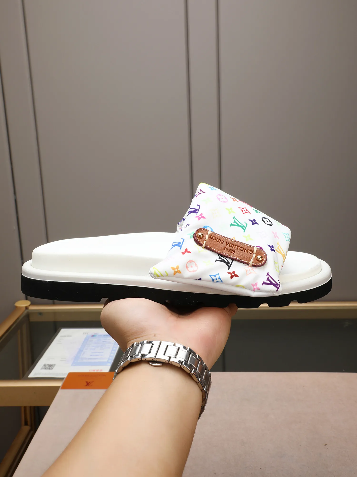 PP360 [LOUIS VUITTON] Louis Vuitton, LV printing, men's and women's slippers are on the market. The drawer box packaging comes with a cloth bag and a card. The upper pattern looks very soft and waxy, and it is a super versatile leg slimming tool. Fabric: imported denim/canvas/old fabric, LV hardware LOGO, official website pattern printing, comfortable to wear, feet: high-elastic PU water table. Sole: foam sole, heel height: about 5cm. Code number: 35-46, 35, 45, 46 are custom-made and non-returnable. Color: multiple colors and styles available.